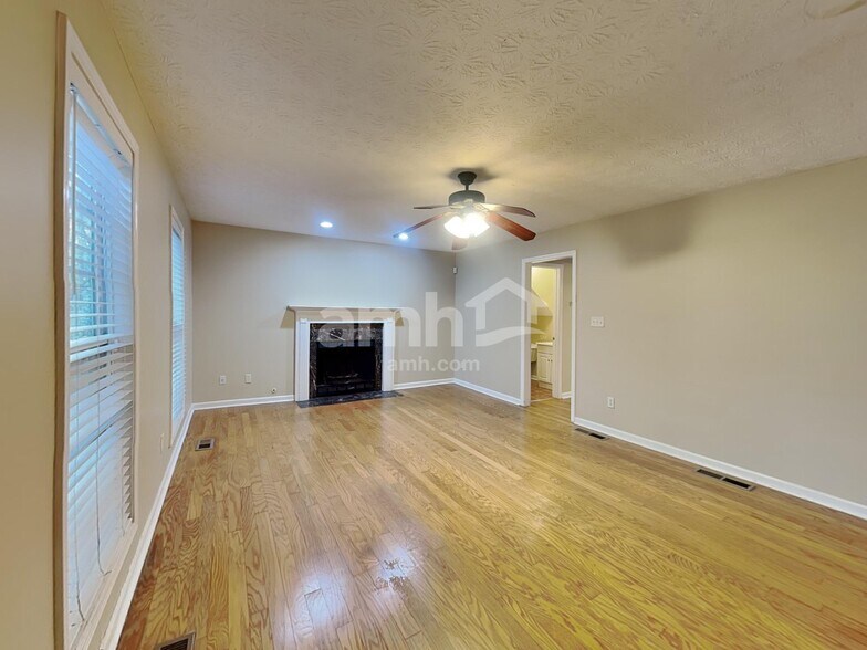 Building Photo - 5110 Salem Dr