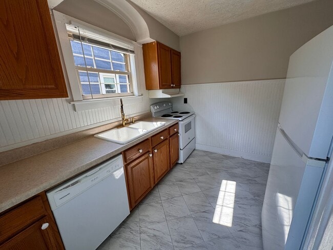 Building Photo - Charming Three bedroom, one bath house!