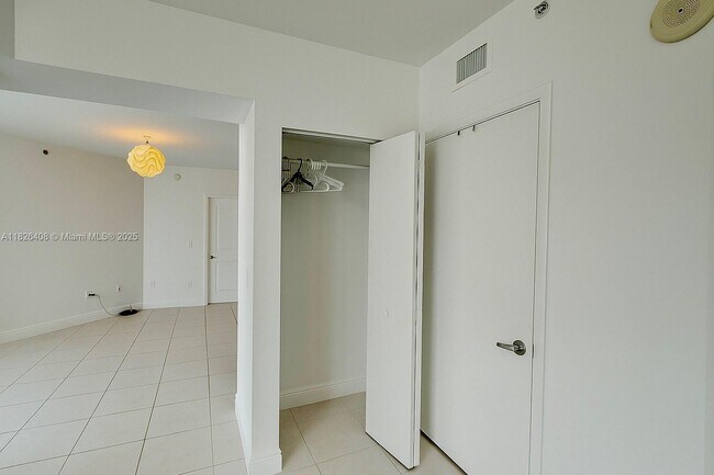 Building Photo - 350 S Miami Ave