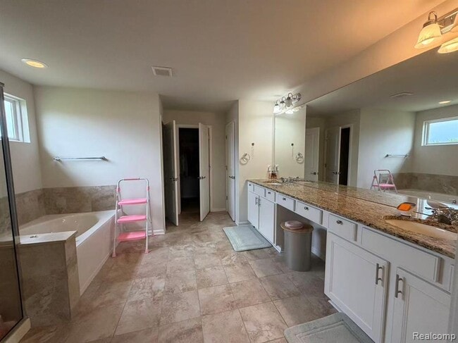 Building Photo - 5791 Northford