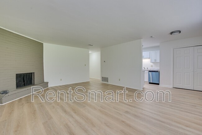 Building Photo - 4315 Parkwood Dr