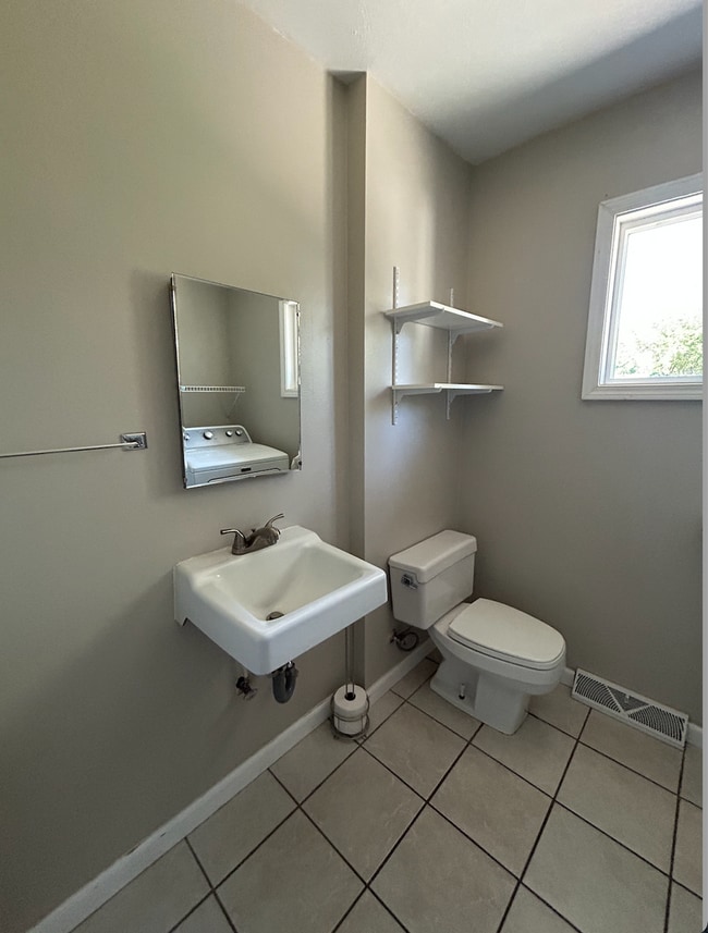 Building Photo - 3 Bed, 1.5 Bath with Spacious Backyard!