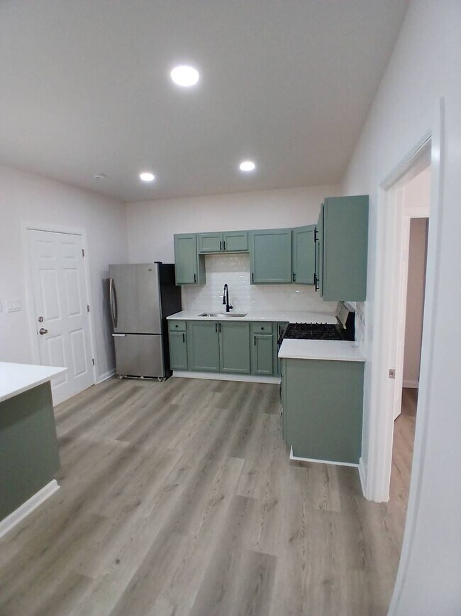 Building Photo - 6015 Hosmer Ave
