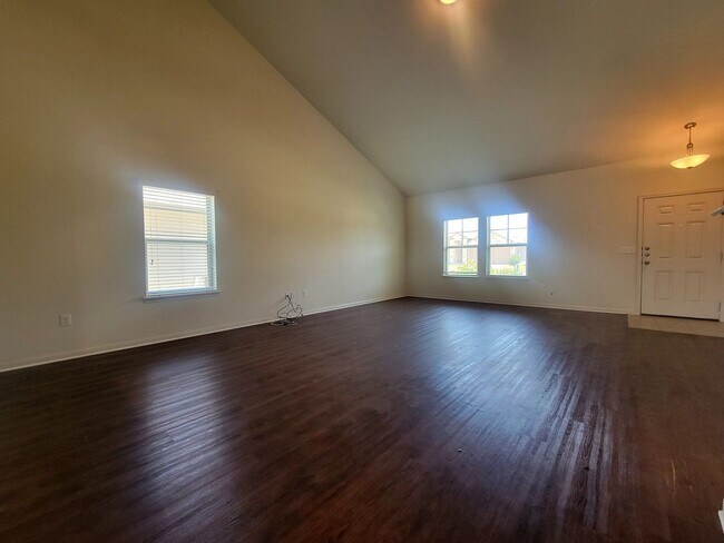 Building Photo - Spacious 3 Bedroom, 2.5 Bath Home with Garage & Tall Ceilings