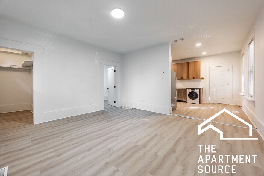 Building Photo - 2301 N Leavitt St