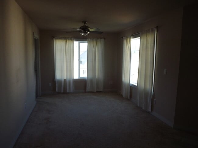 Building Photo - Beautiful 3 bedroom 2 1/2 bath 2 Story Home in Puyallup!