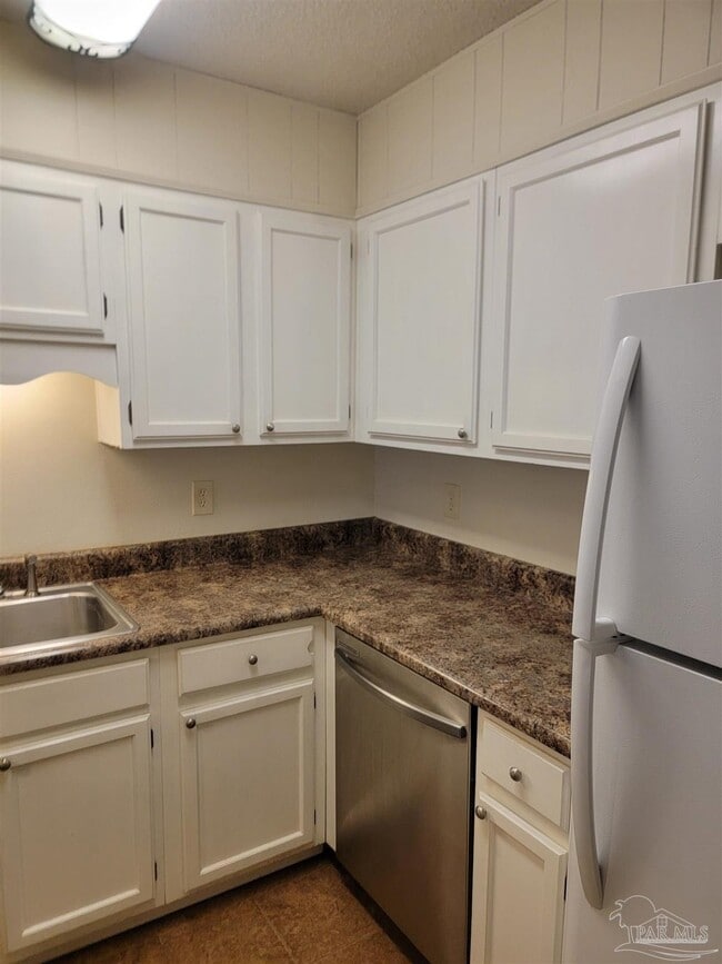 Building Photo - 8103 Stonebrook Dr