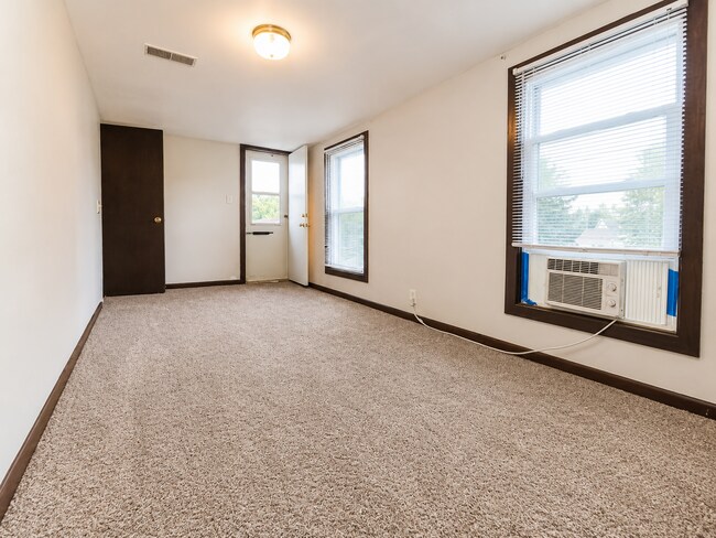 Building Photo - Updated 2BR Upper Duplex with Private Deck | Cross Plains