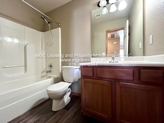 Building Photo - Charming Ranch-Style Duplex in Blue Spring...