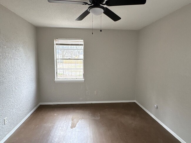 Building Photo - Freshly Renovated 2-bedroom 1 bath duplex