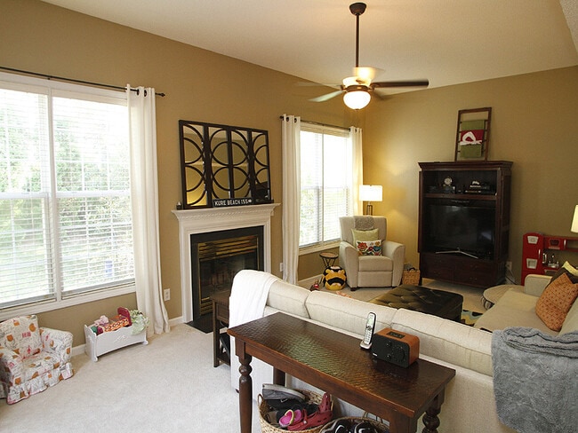 Building Photo - Beautifully Updated Home in Desirable Scho...