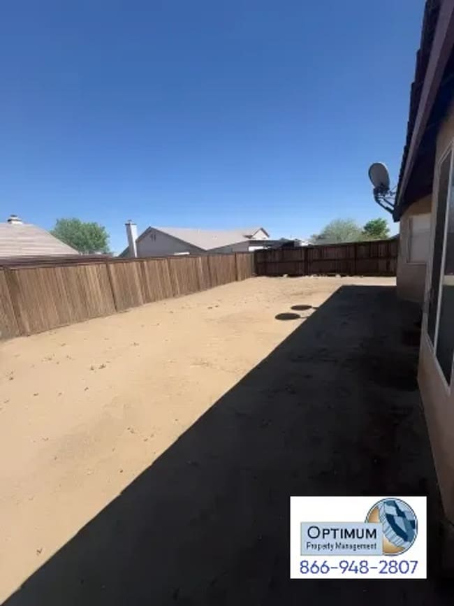 Building Photo - Spacious 4-Bedroom Home with Elegant Finishes & Convenient Location