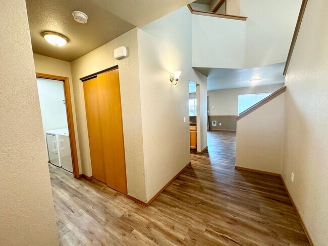 Building Photo - Updated Townhouse in Ellenbsurg
