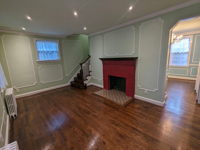 Building Photo - 4910 Crescent St