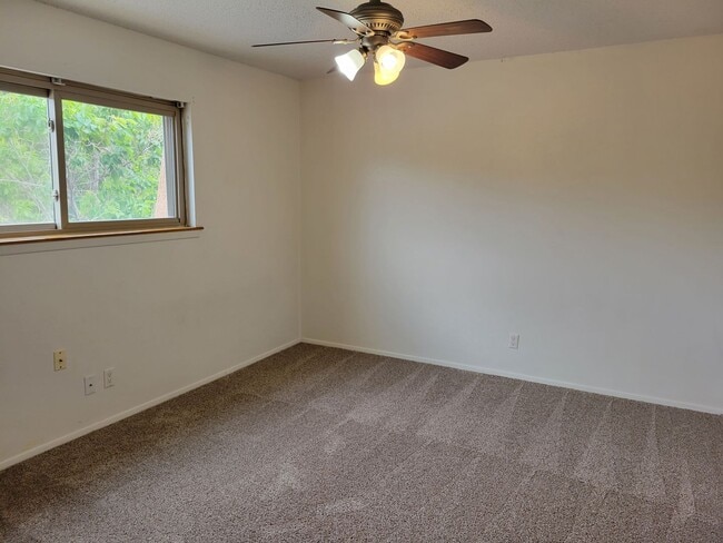 Building Photo - COLONIAL PARK CONDO