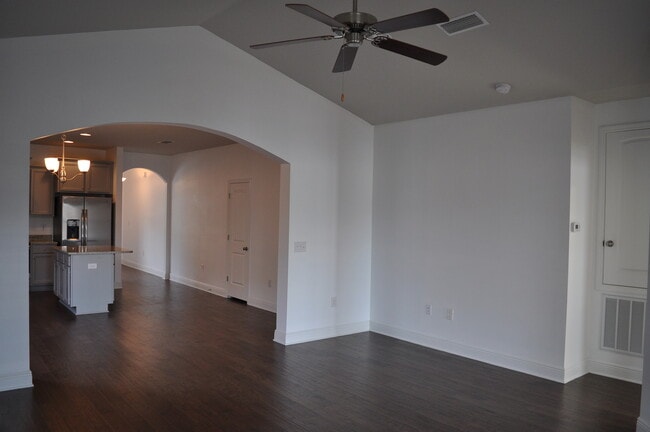 Building Photo - New 3 Bedroom in Driftwood Estates
