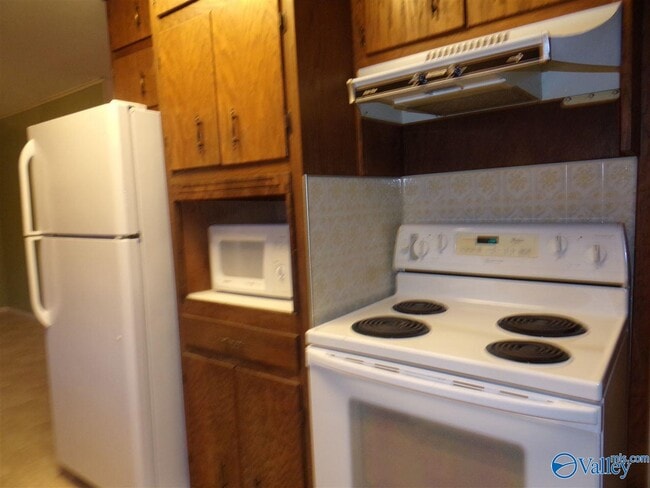 Building Photo - 2107 Fernbrook Dr NE