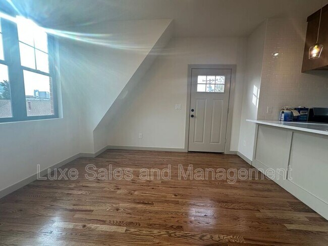 Building Photo - 911 NE 16th St