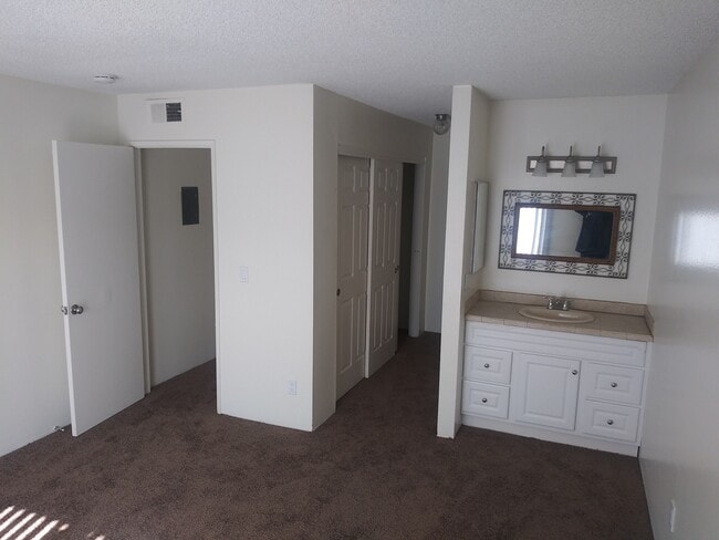 Building Photo - Ramona Park Apartments