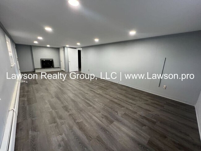 Building Photo - Very Nice & Spacious Home in Hidden Valley Neighborhood - Pet Friendly!