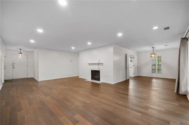 Building Photo - 2104 Pine Heights Dr NE