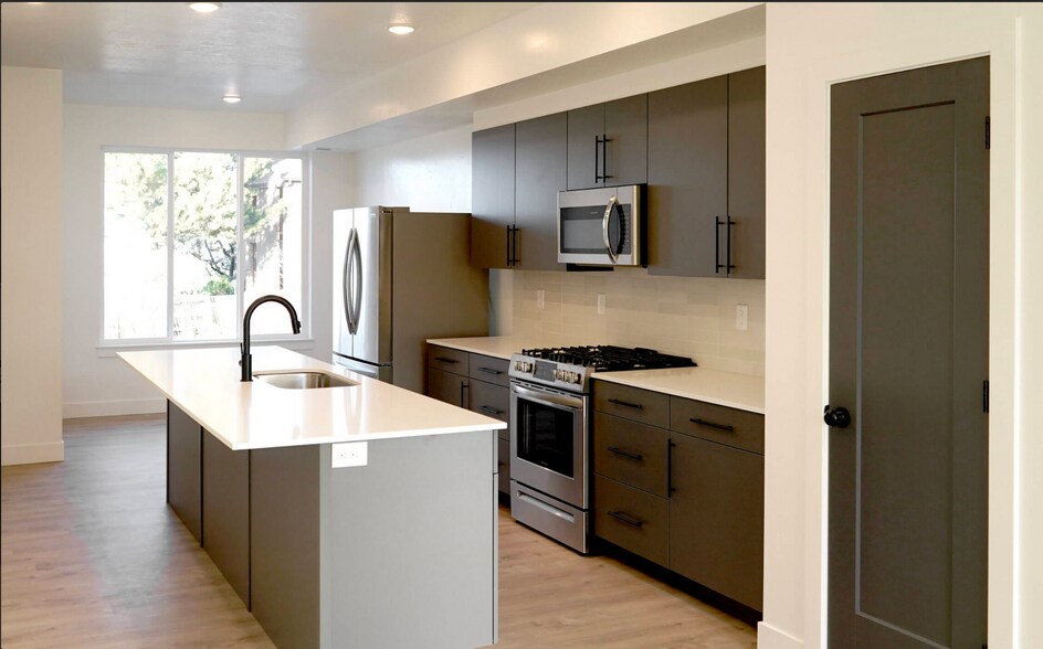 Primary Photo - 2061 S Main St