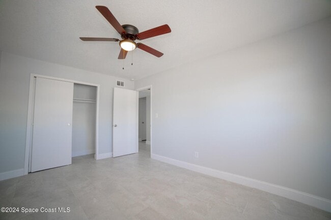 Building Photo - 230 W Towne Pl