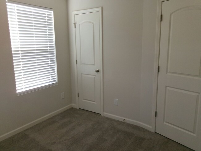 Building Photo - Almost New House for Rent in Lexington!