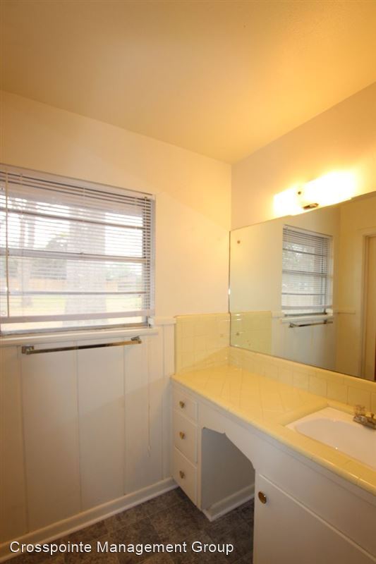 Building Photo - 2725 Tanglewood Dr