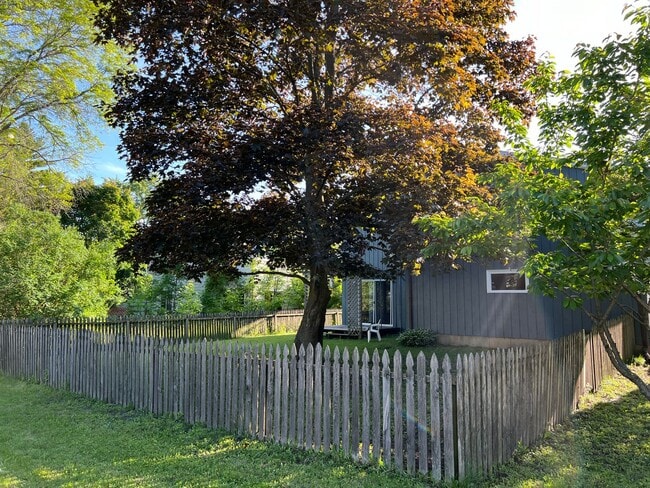 Building Photo - 3 Bedroom home with garage, laundry and fenced yard!