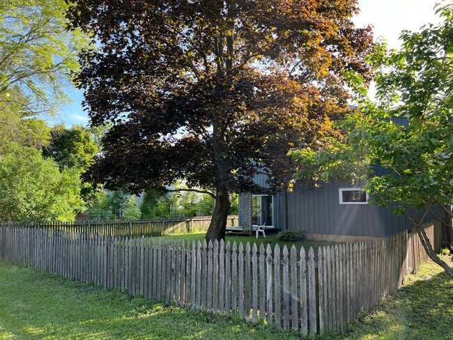 Building Photo - Fenced yard! Showings this weekend! 3 Bedroom home with garage!