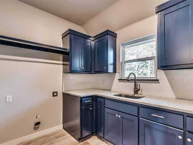 Building Photo - 2425 Rumble Ln