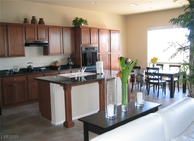 Building Photo - 320 Corsicana St