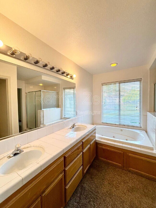 Building Photo - 736 Redwing Dr