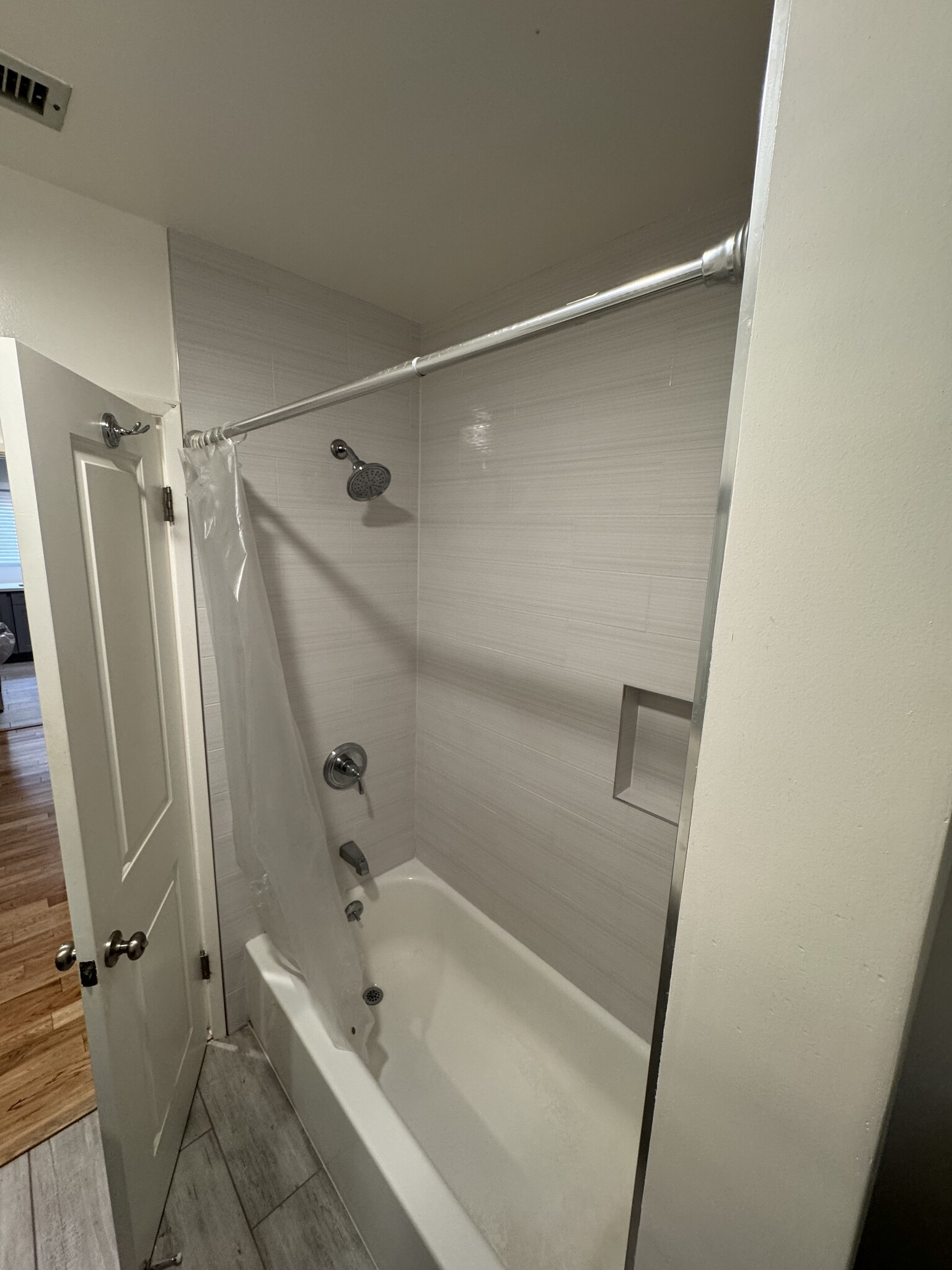 Full Bathroom with Tub - 1122 Euclid St