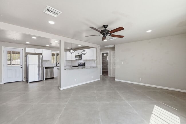 Building Photo - 5113 E Bellevue St