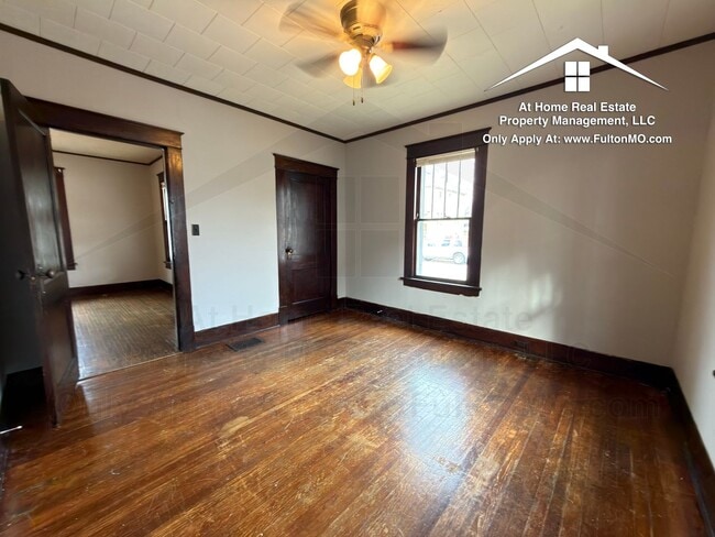 Building Photo - 302 W 6th St