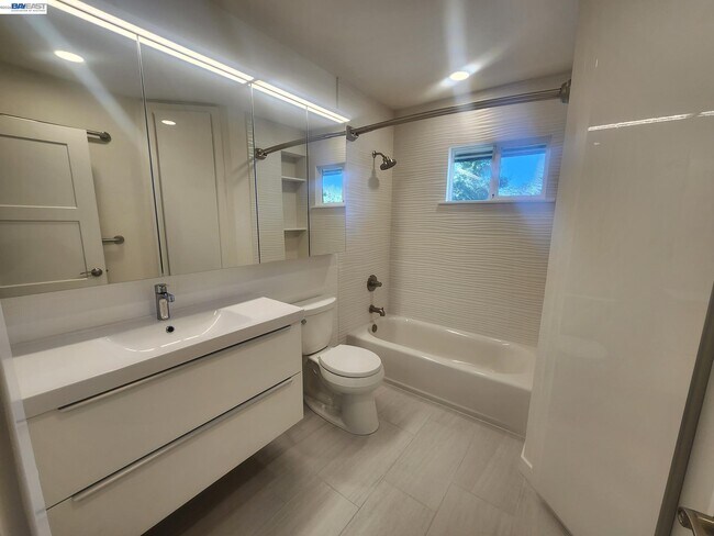 Building Photo - 749 Palomino Dr