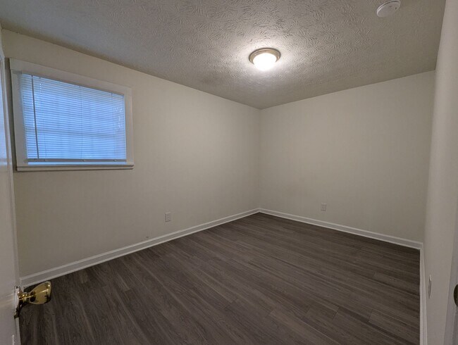 Building Photo - 235/237 Rustwood Dr