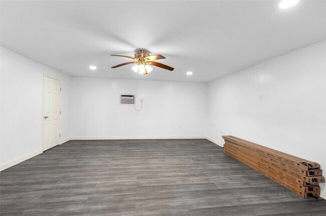 Building Photo - 6014 Belarbor St