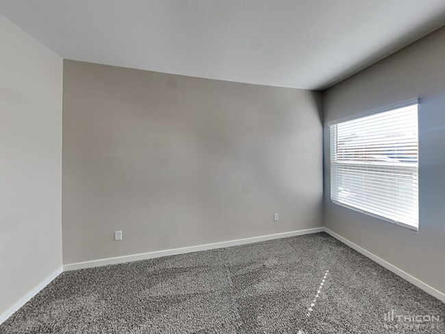 Building Photo - 4539 E Grandview St