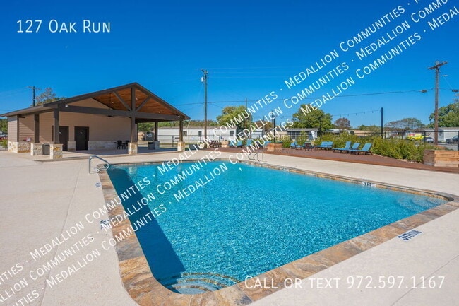 Building Photo - 127 Oak Run