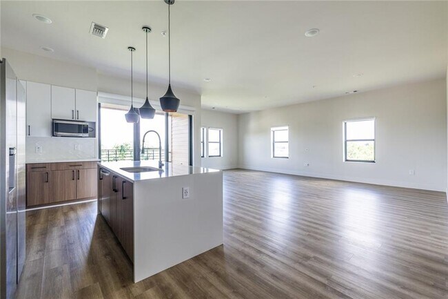 Building Photo - 112 Rogers St NE