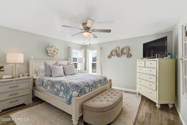 Building Photo - 616 Newport Ave