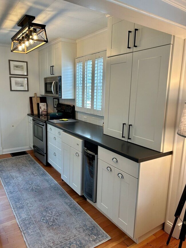 Building Photo - Your Cozy Off-Season Retreat