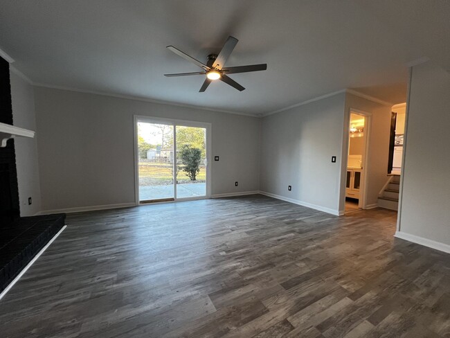 Building Photo - Fully Remodeled 3 Bedroom / 2.5 Bathroom i...