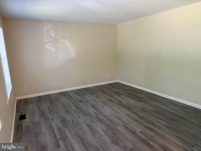 Building Photo - 132 Riverview Ave