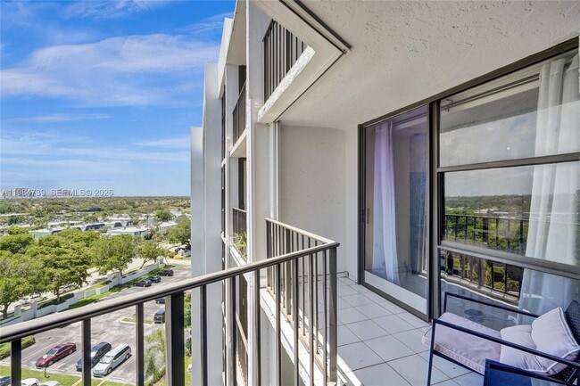 Building Photo - 800 Parkview Dr