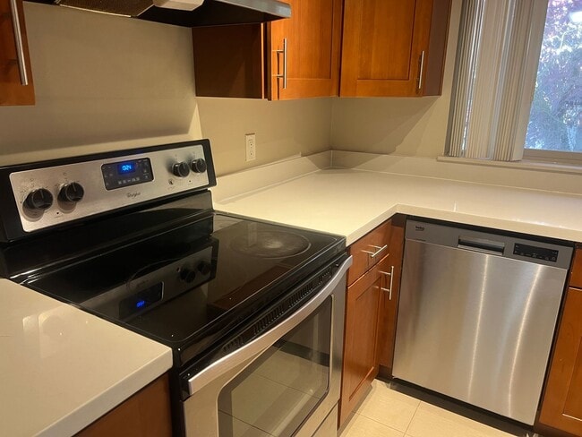Building Photo - Spacious Fremont 2BR/1BA, split level with private balcony, recently remodeled kitchen!
