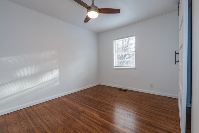 Building Photo - Beautiful 3 bedroom 1 bath, Available in April!